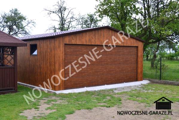 Garaż drewnopodobny z bramą segmentową 6m x 6m , Kolor ścian: Złoty Dąb Jasny Kolor bramy: Orzech